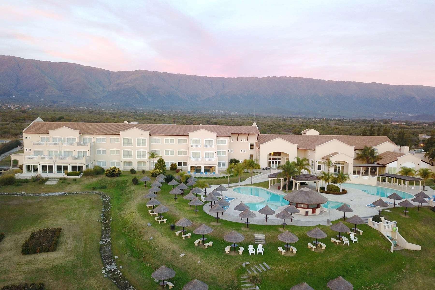 Howard Johnson Resort Spa & Convention Center Merlo Екстериор снимка