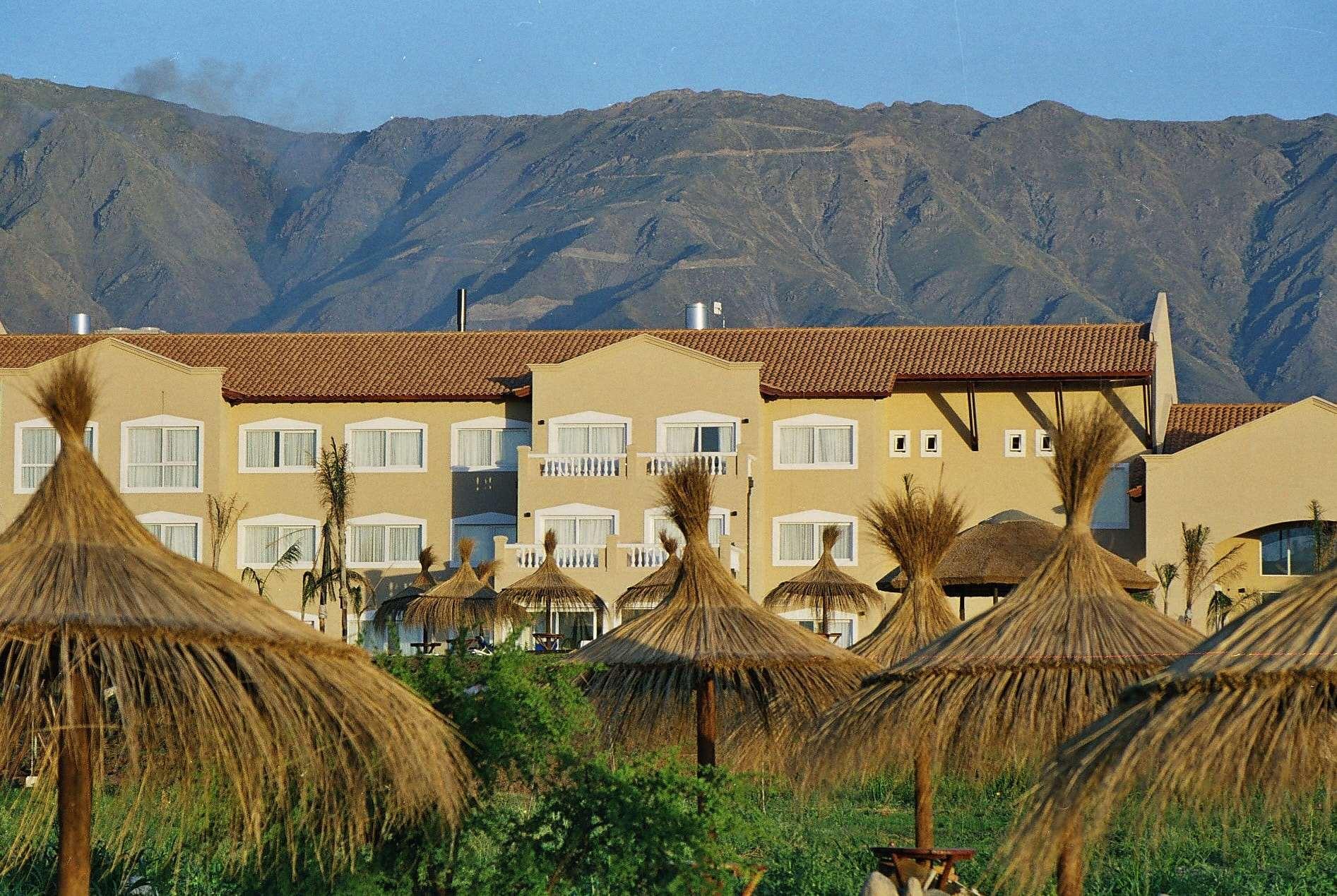 Howard Johnson Resort Spa & Convention Center Merlo Екстериор снимка