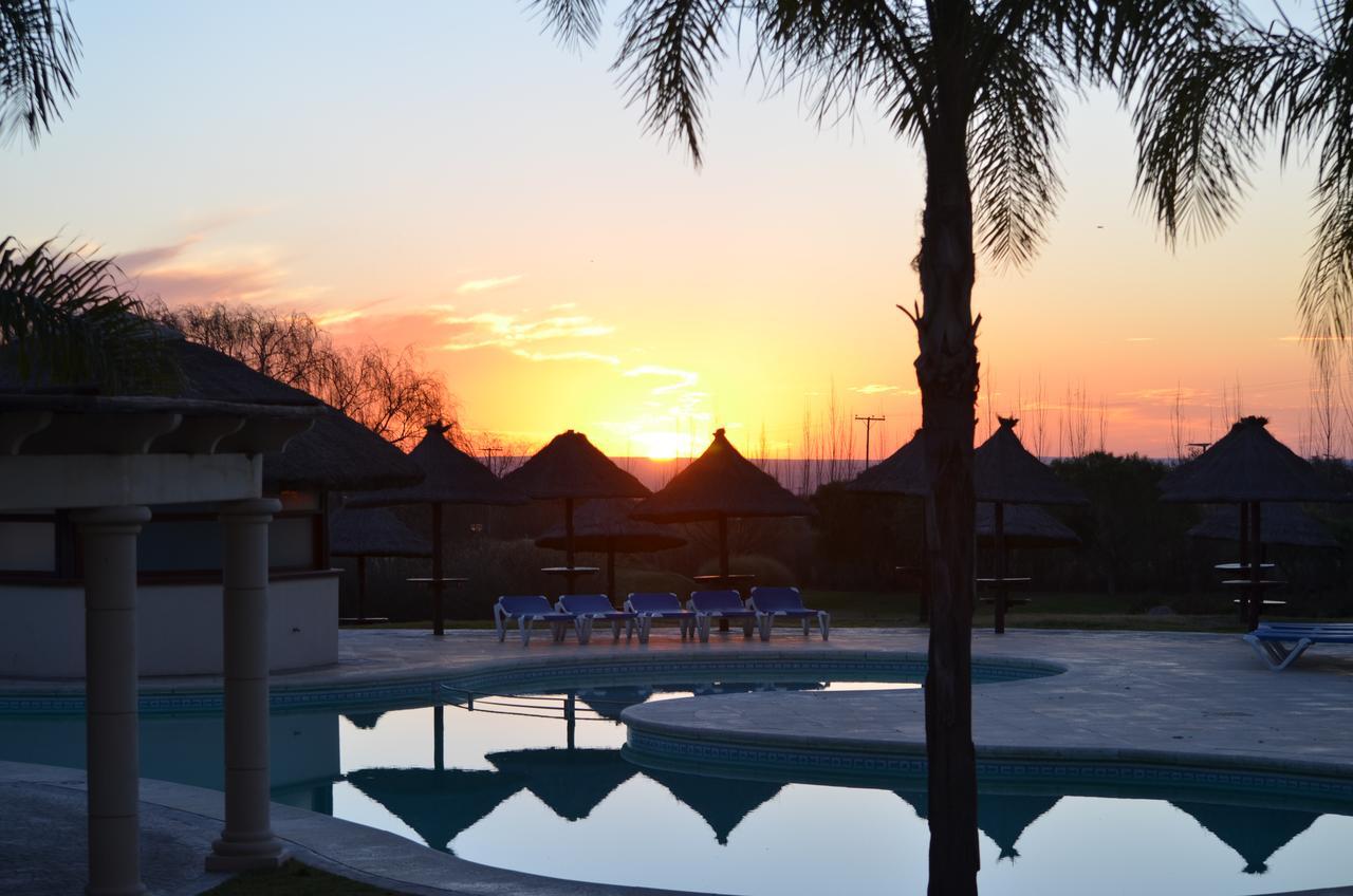 Howard Johnson Resort Spa & Convention Center Merlo Екстериор снимка